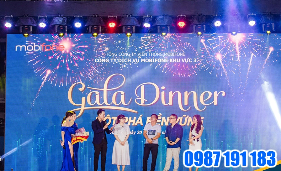 Mẫu backdrop gala dinner được sử dụng cho chương trình cuối năm của công ty