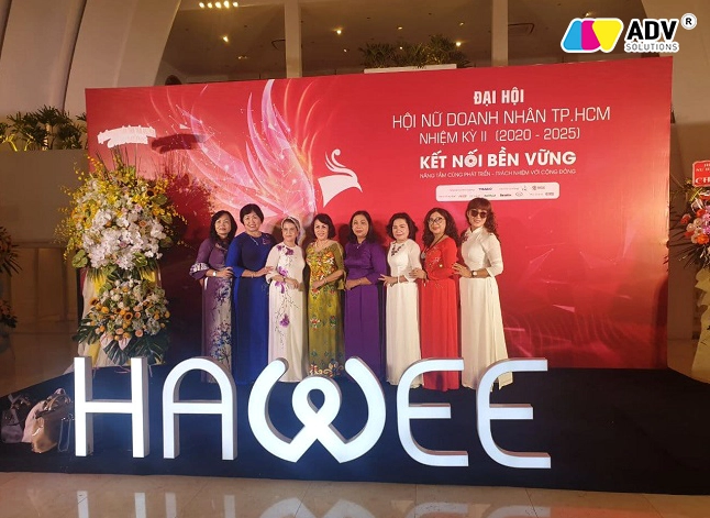 Mẫu backdrop hội nghị tone đỏ nổi bật và gia công chữ Formex