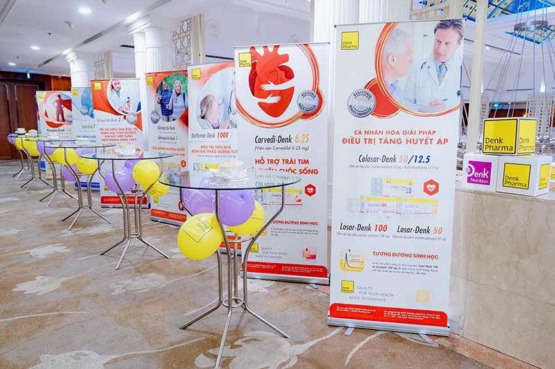 Mẫu backdrop và standee hội thảo cá nhân hóa điều trị huyết áp thấp đồng bộ