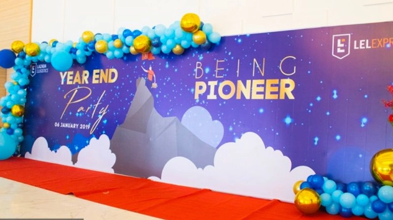 Mẫu background tiệc cuối năm phù hợp để in