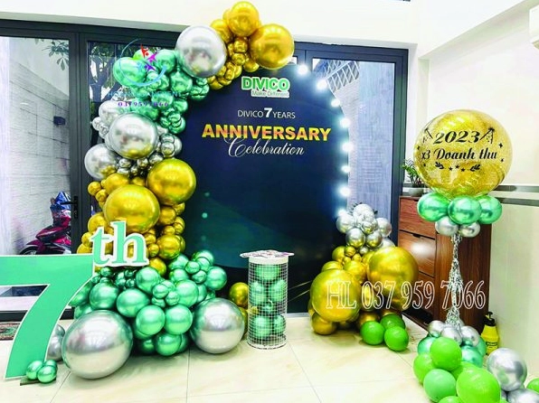 Mẫu trang trí backdrop tất niên ấn tượng