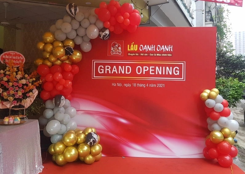 Phông nền Grand Opening lẩu Oanh Oanh với thiết kế vui nhộn ấm cúng