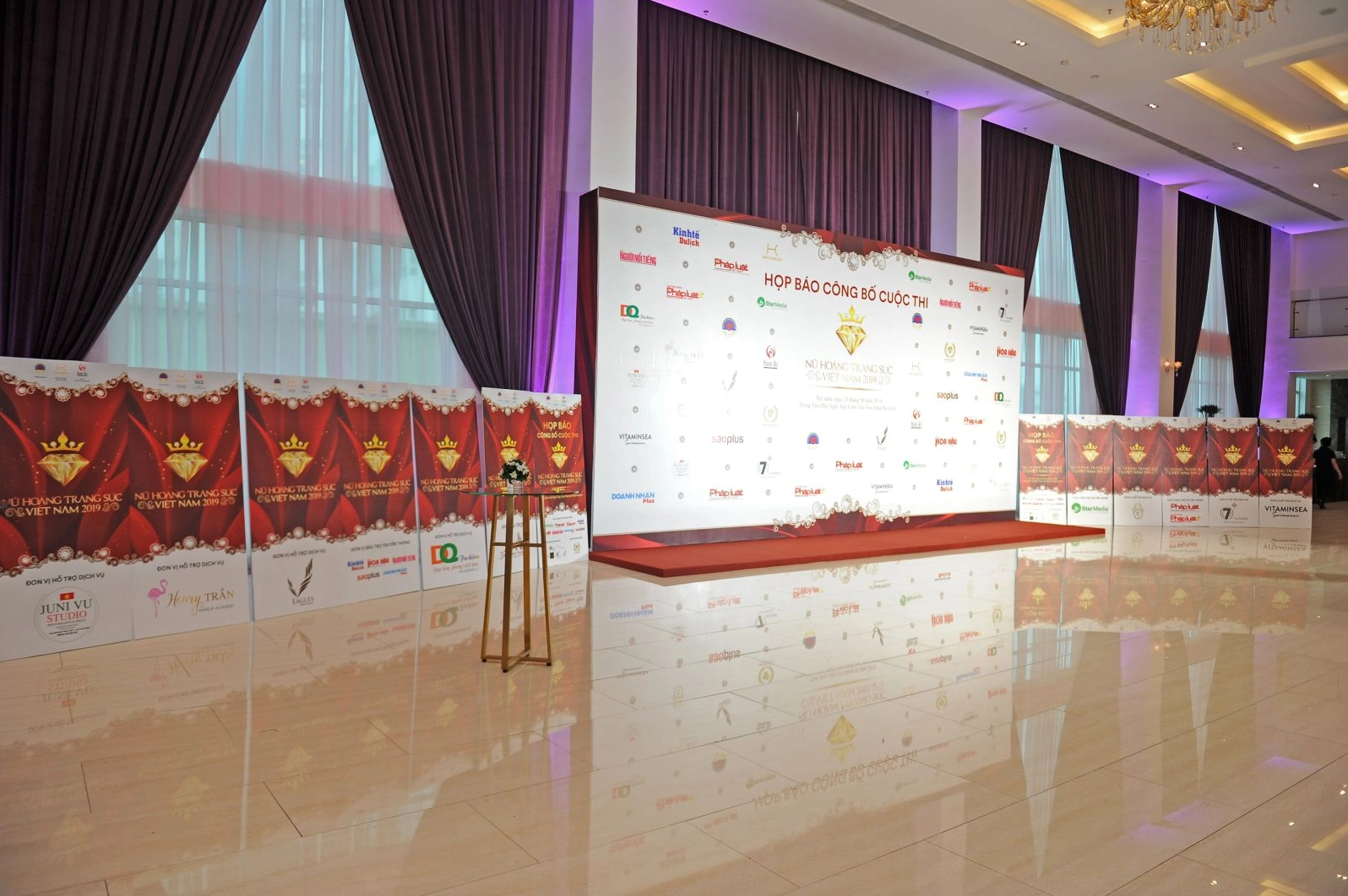 Phông nền sự kiện nổi bật dưới ánh đèn sân khấu lung linh