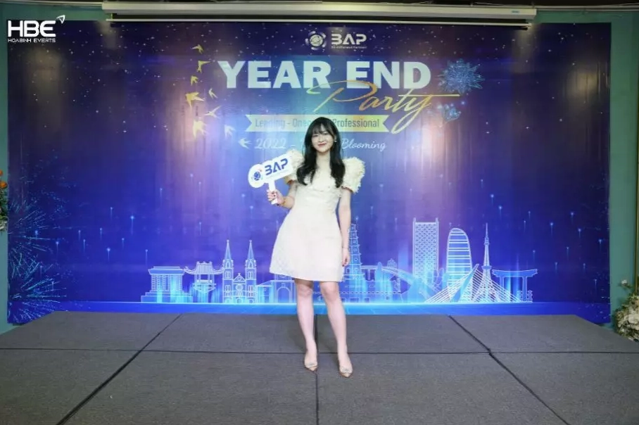 Phông nền trang trí sân khấu tiệc cuối năm ấn tượng