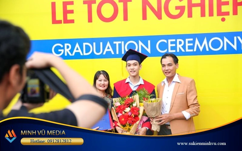 Sử dụng backdrop lễ tốt nghiệp làm phông nền checkin chụp ảnh