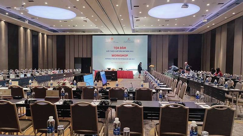 Thiết kế backdrop hội nghị tọa đàm đơn giản thanh lịch