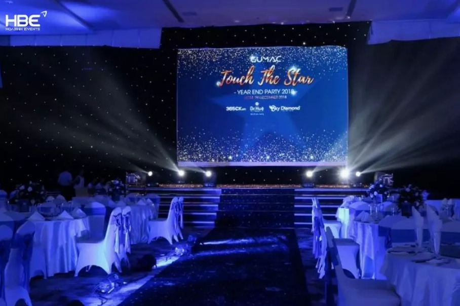 Thiết kế backdrop tất niên mang phong cách hoành tráng rực rỡ