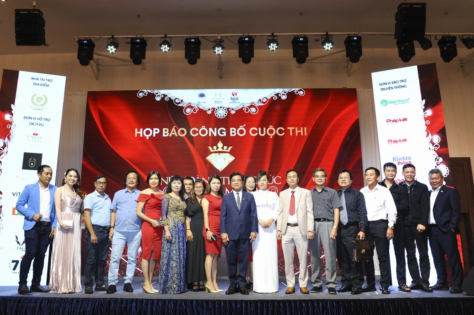 Thiết kế phông nền sân khấu quy mô lớn với ánh sáng rực rỡ