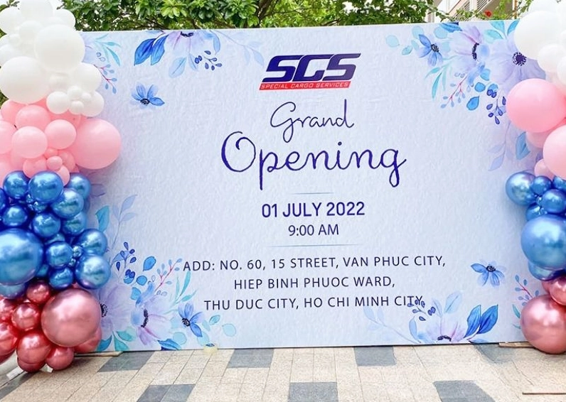 Thiết kế phông nền sự kiện grand opening với tông màu đỏ rực rỡ đầy may mắn
