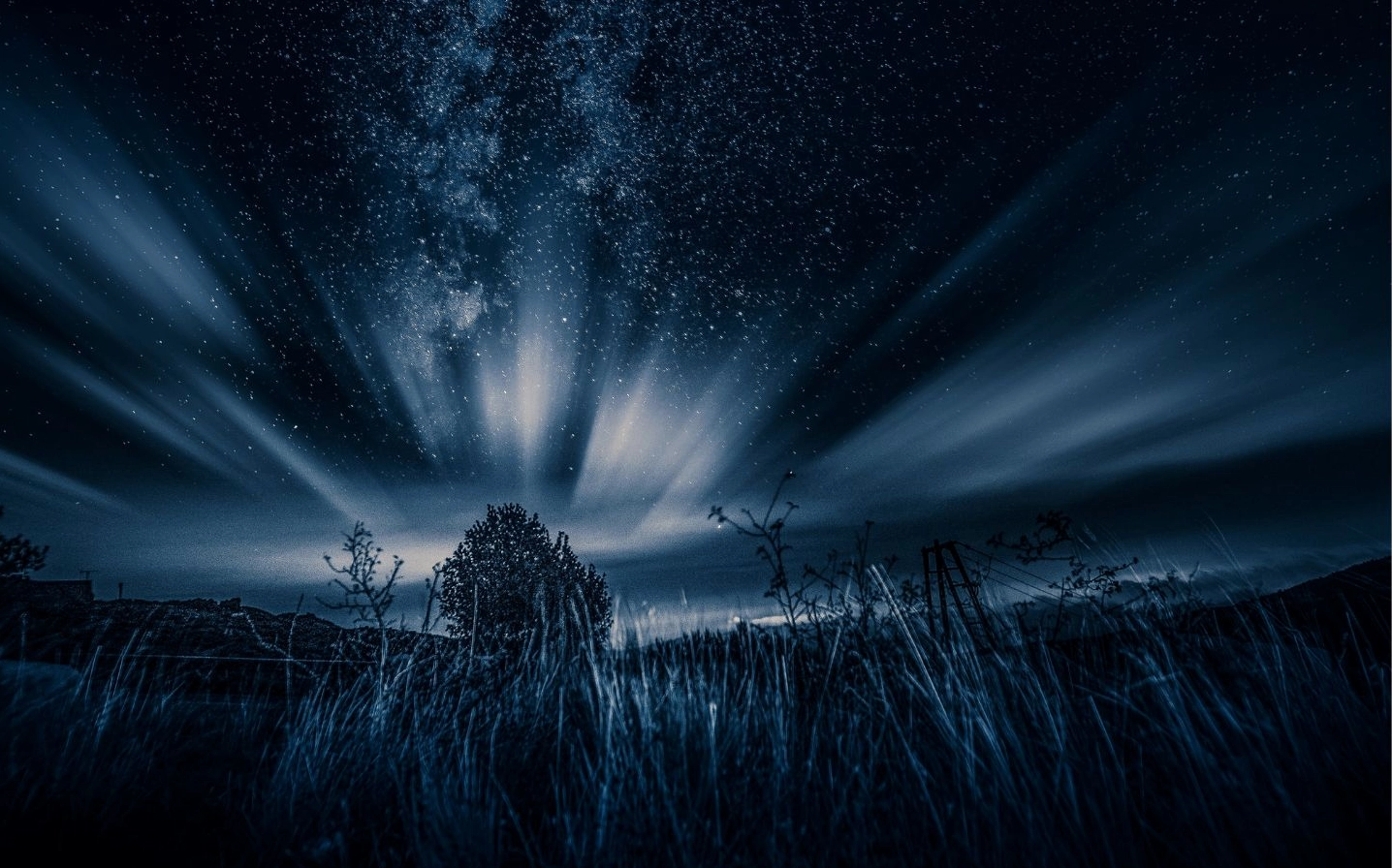 Tia sáng vũ trụ vút qua đêm