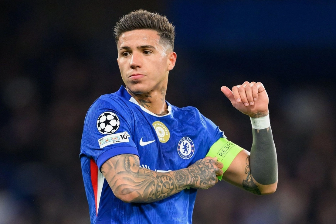 Tiền đạo Enzo Fernandez đang gây chú ý tại Chelsea trong bối cảnh thị trường chuyển nhượng năm 2026 đầy biến động