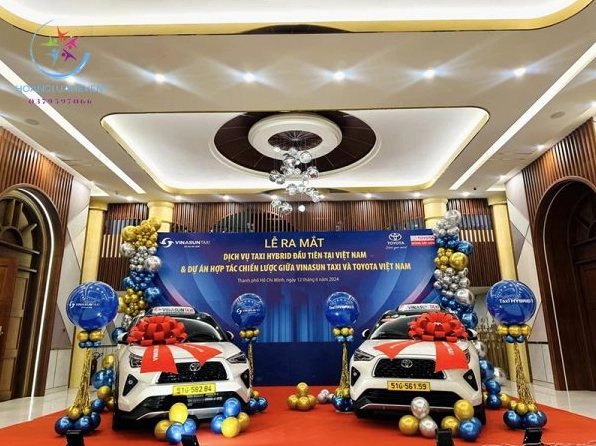 Trang trí lễ giao xe ô tô ấn tượng