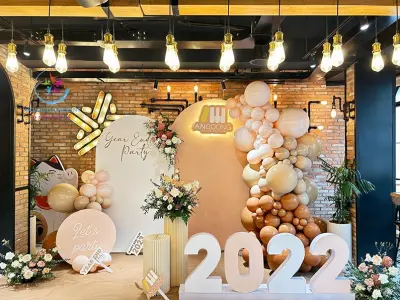 Mẫu backdrop sự kiện cuối năm đẹp tuyệt đỉnh năm 2026