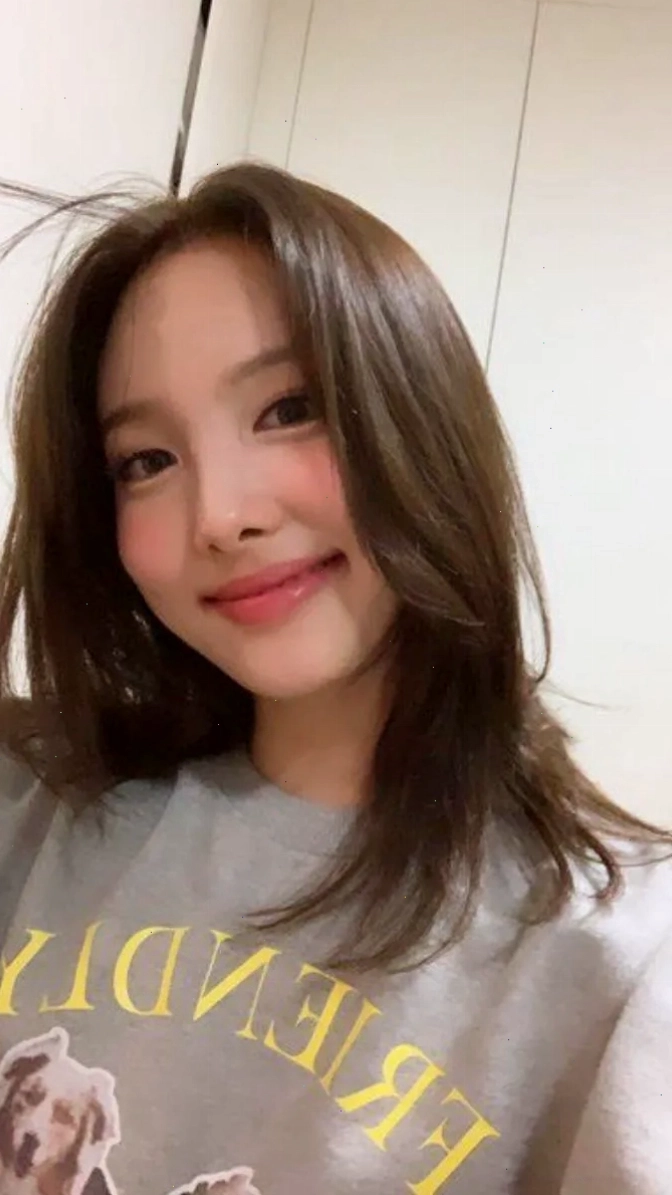 Ảnh selfie Nayeon TWICE với màu sắc tươi sáng