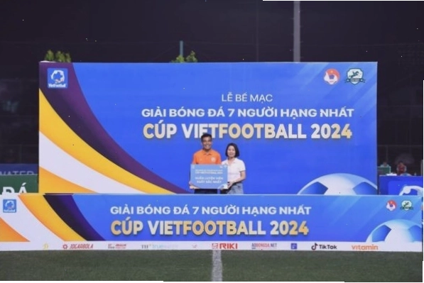Backdrop giải bóng đá tranh Cup Vietfootball với thông điệp ý nghĩa