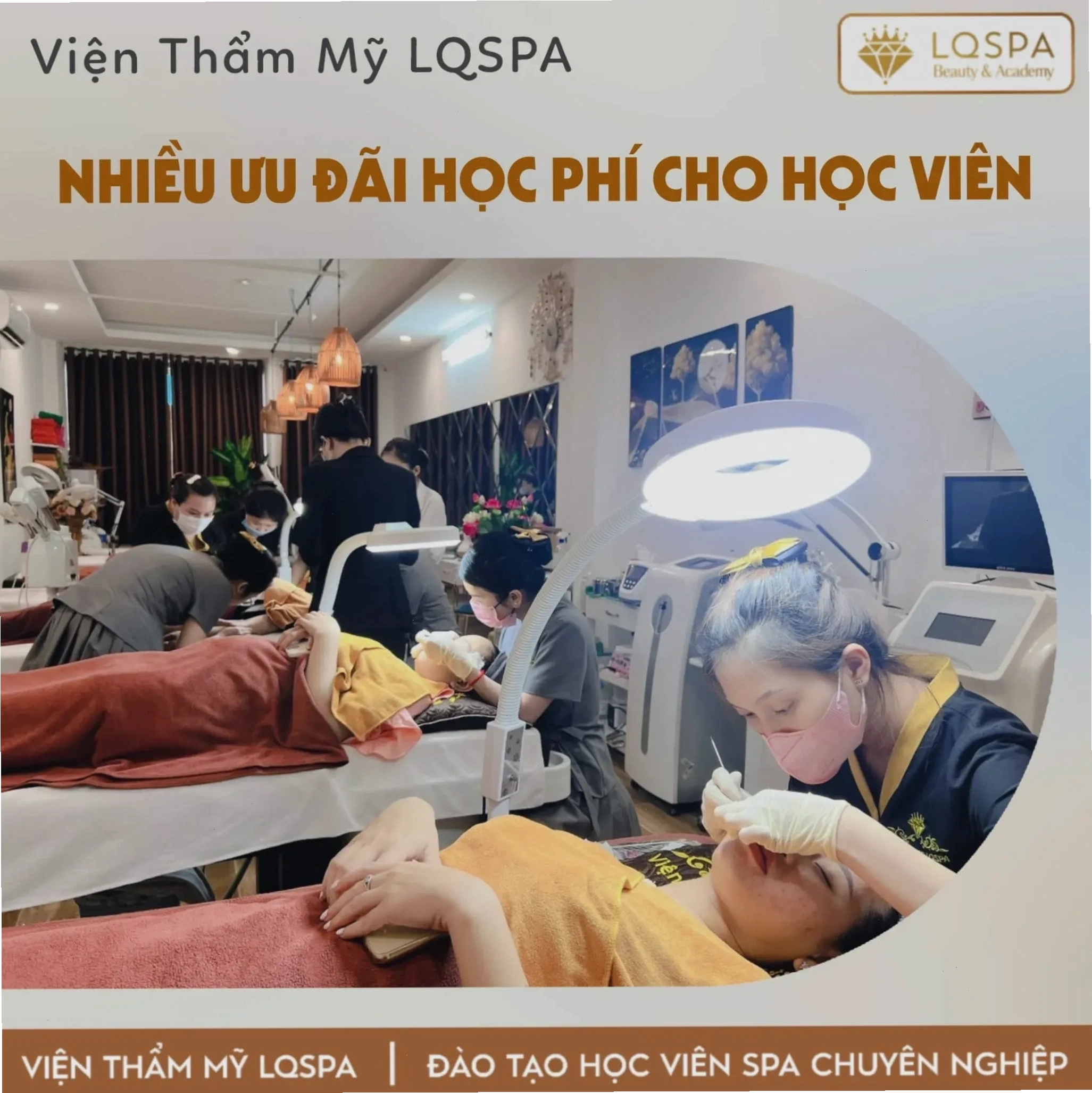 Bàn làm việc gọn gàng với hình nền màu vàng dịu mắt