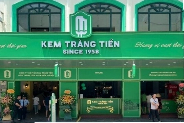 Bảng hiệu nền xanh lá cây chữ trắng nổi bật, dễ nhận diện