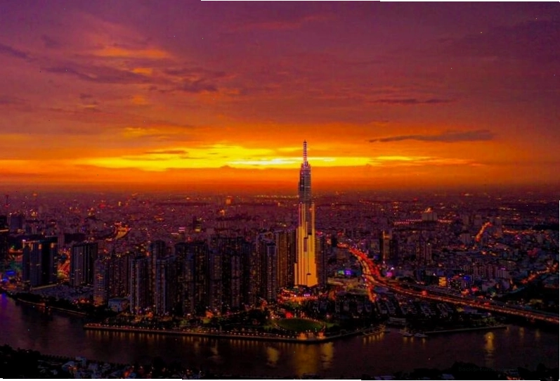 Bóng người cô đơn trên bãi biển lúc hoàng hôn
