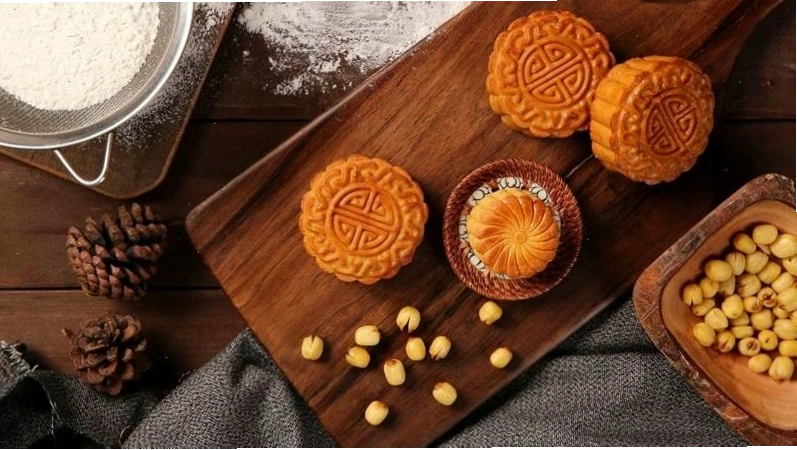 Cận cảnh ly cà phê với bọt sữa vẽ hình trái tim