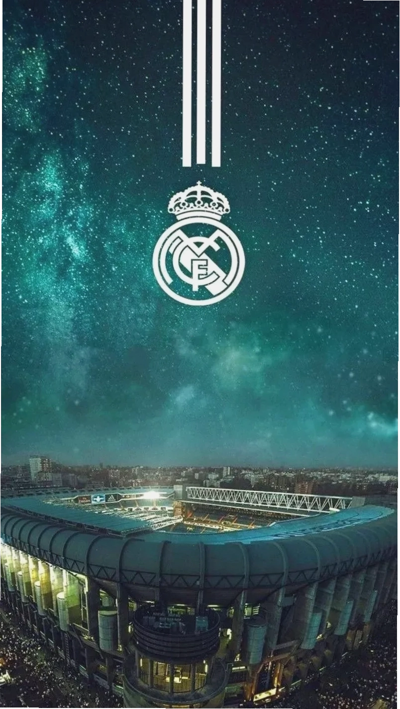Cầu thủ Real Madrid cùng chiếc cúp vô địch