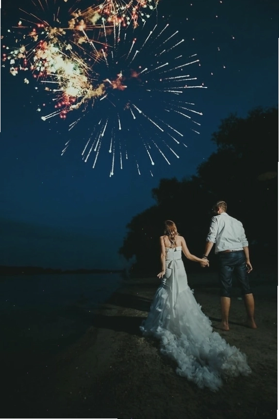 Cô dâu chú rể hạnh phúc dưới màn pháo hoa lung linh trong ngày cưới