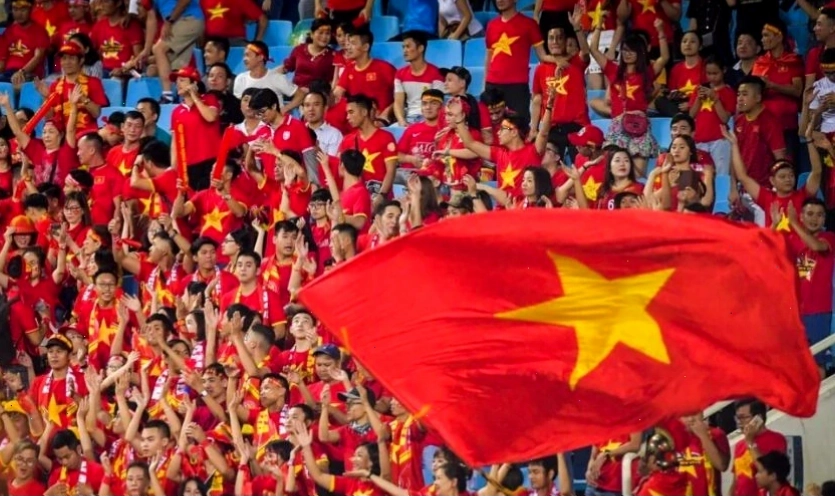 Cổ động viên thể thao Việt Nam giương cao cờ đỏ sao vàng