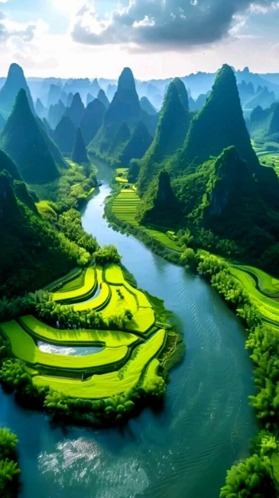 Con sông xanh ngọc chảy quanh núi đá hùng vĩ