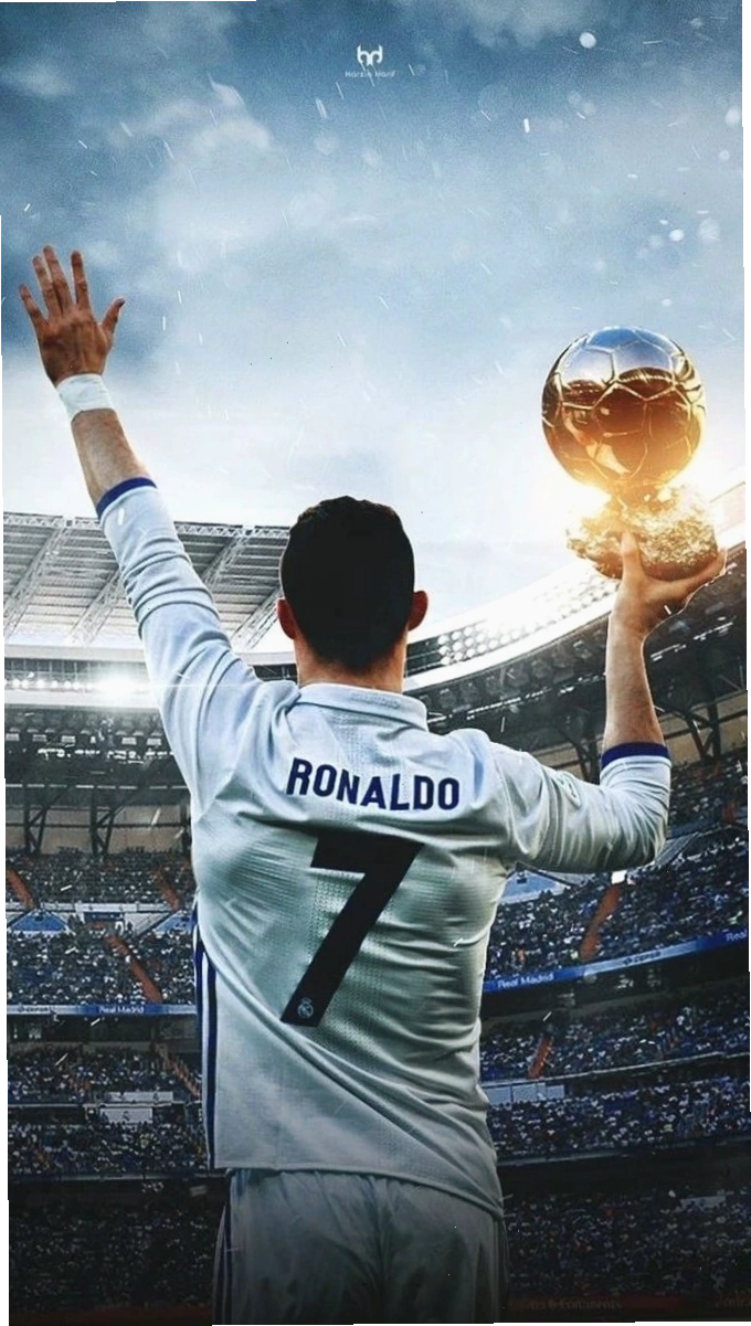 Cristiano Ronaldo nâng cúp là hình nền bóng đá đẹp