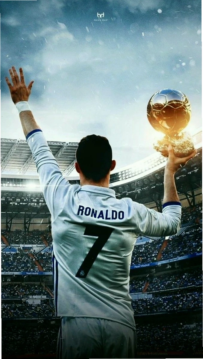 Cristiano Ronaldo nâng cup vô địch - Hình nền bóng đá đẹp