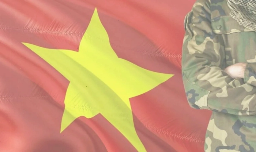 Đội tuyển Việt Nam nâng cúp chụp ảnh với cờ đỏ sao vàng