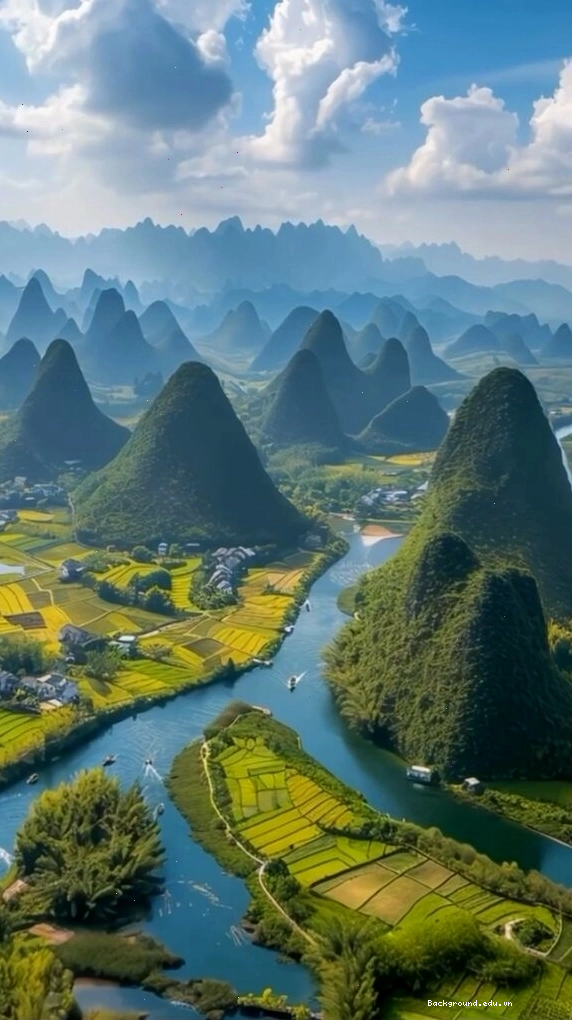 Dòng sông uốn lượn giữa thung lũng núi đá xanh