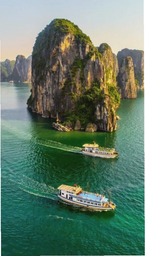 Du thuyền nhỏ giữa vịnh biển xanh và núi đá, ảnh nền máy tính thư giãn