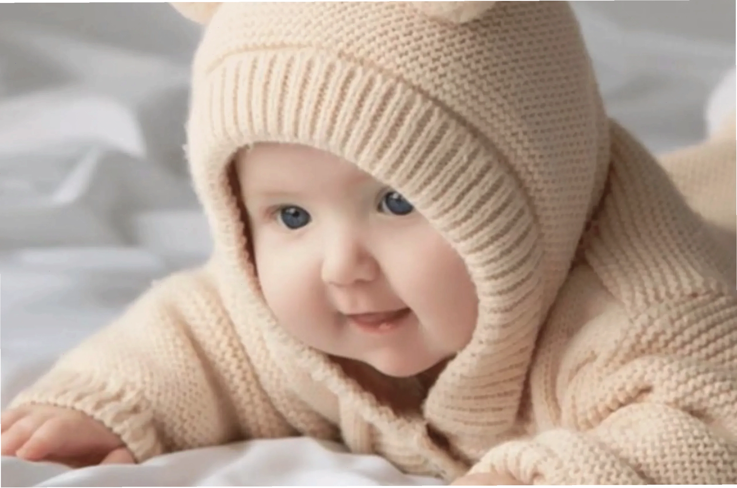 Em bé đáng yêu trên nền tím nhạt, thể hiện sự dễ thương