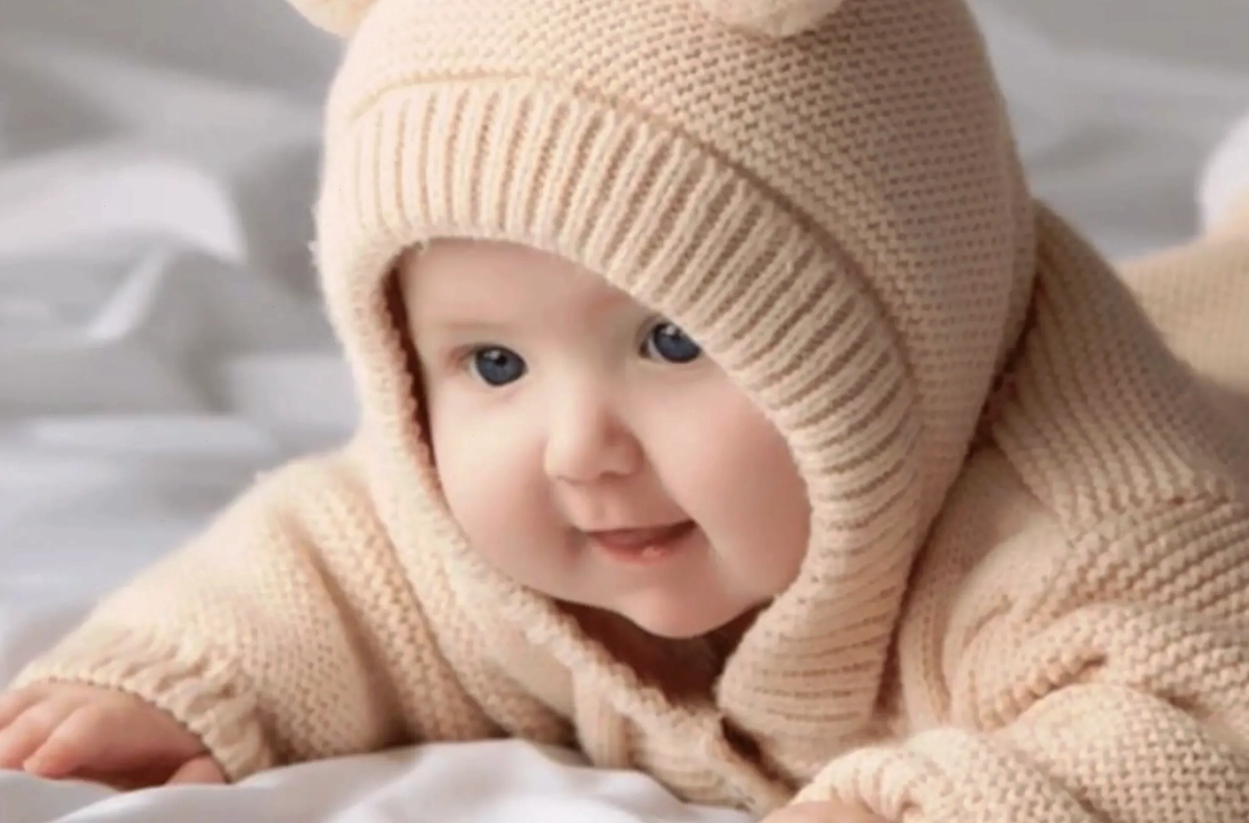 Em bé dễ thương với biểu cảm đáng yêu
