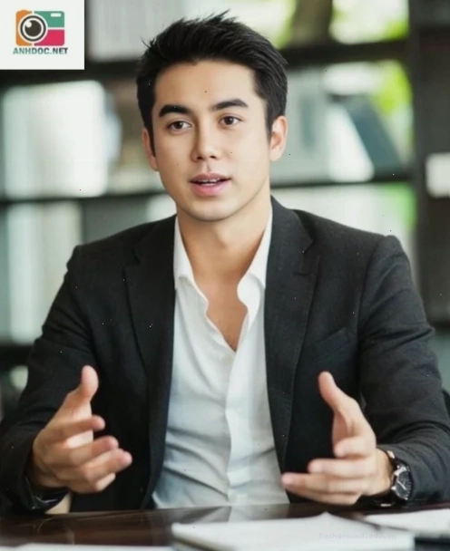 Hình ảnh minh họa một người đang chọn lọc hình nền trên điện thoại, thể hiện sự đa dạng của các lựa chọn