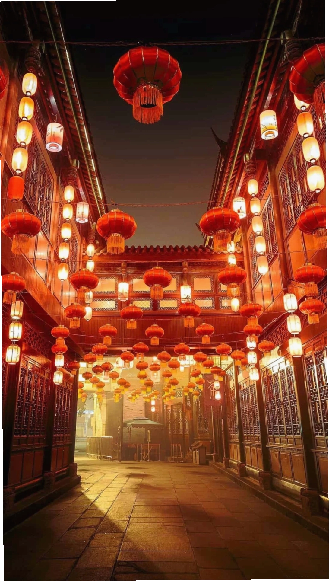 Hình ảnh sáng tạo cô gái cầm điện thoại, phù hợp với xu hướng hình nền điện thoại trung quốc