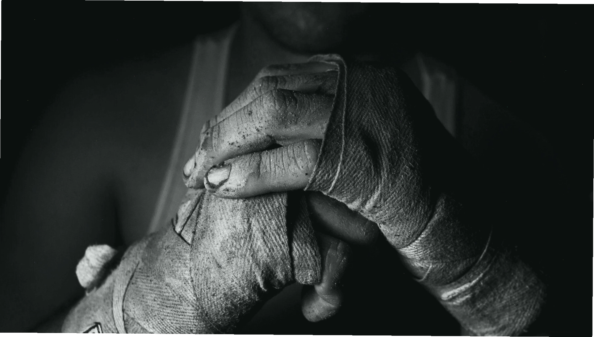 Hình nền boxing với găng tay đỏ rực trên nền đen