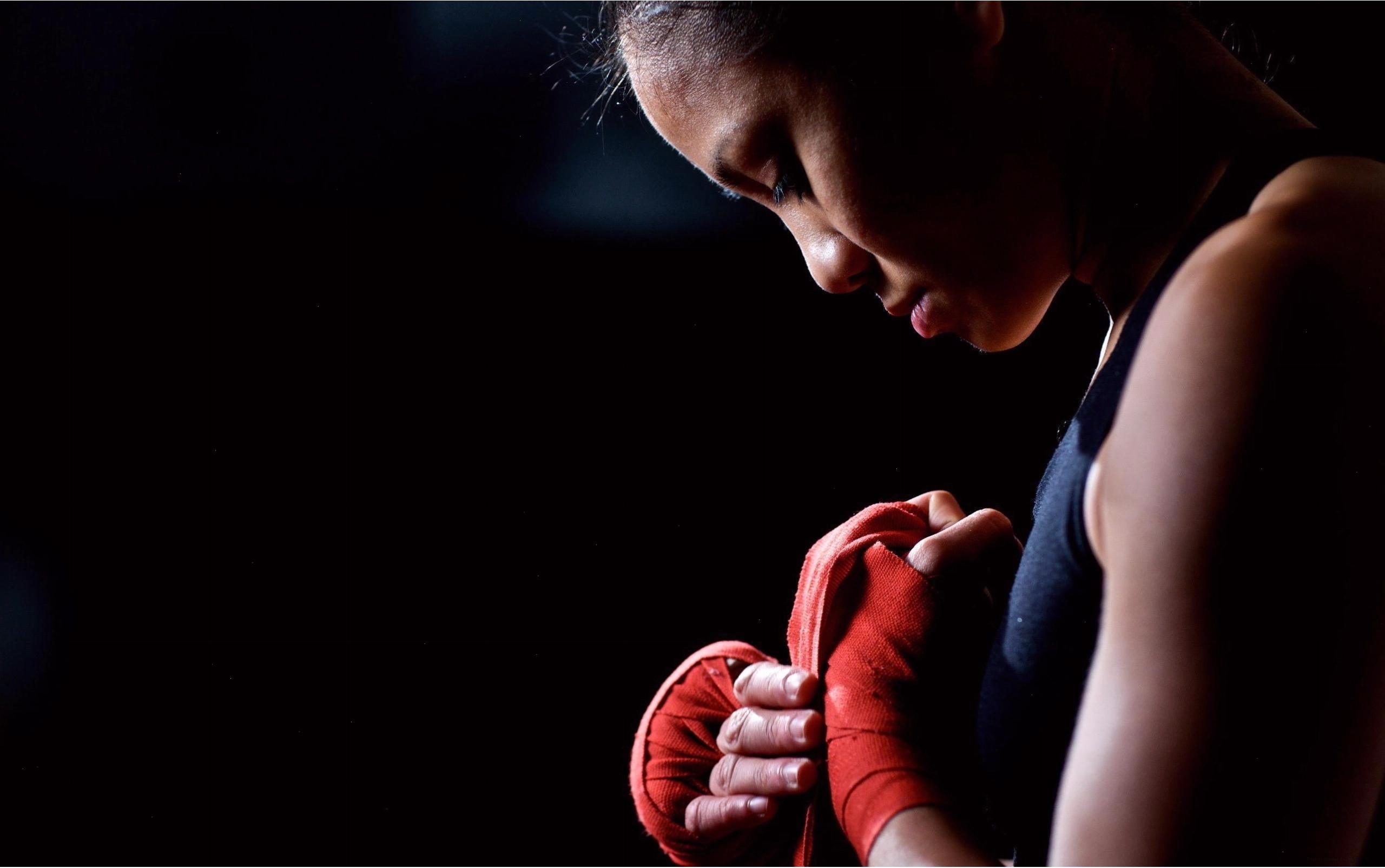 Hình nền boxing với hiệu ứng khói và ánh sáng ấn tượng