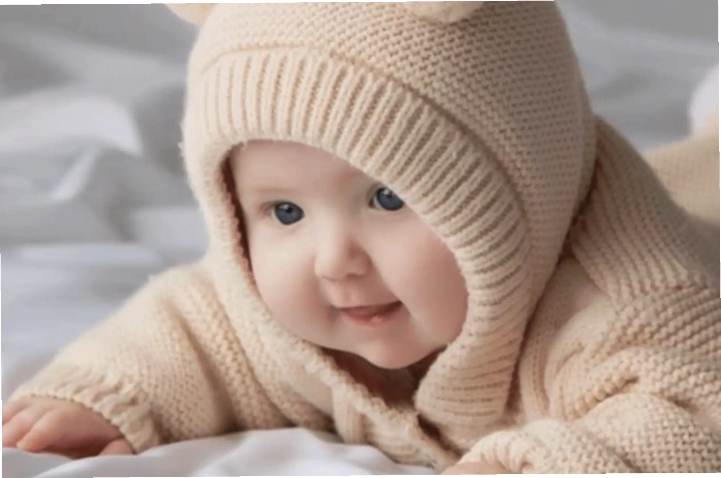 Hình nền điện thoại màu vàng cute với em bé đáng yêu