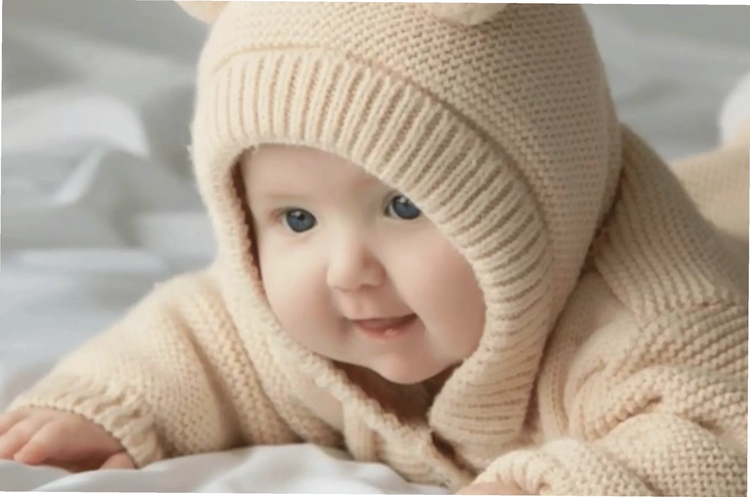 Hình nền điện thoại màu vàng với em bé dễ thương
