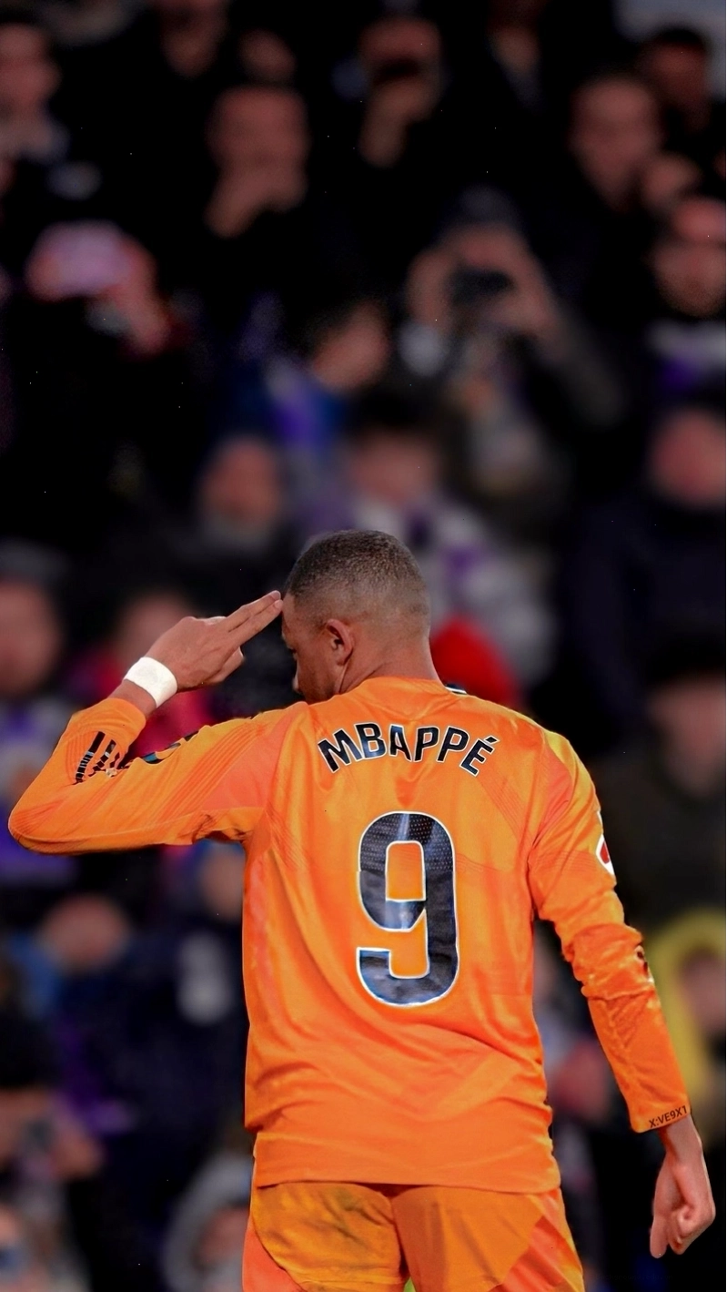 Hình nền Kylian Mbappé đang chạy với tốc độ cao