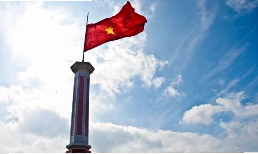Hình nền lá cờ Việt Nam tung bay trên nền trời xanh