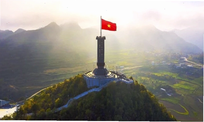 Hình nền lá cờ Việt Nam với cảnh đẹp đất nước