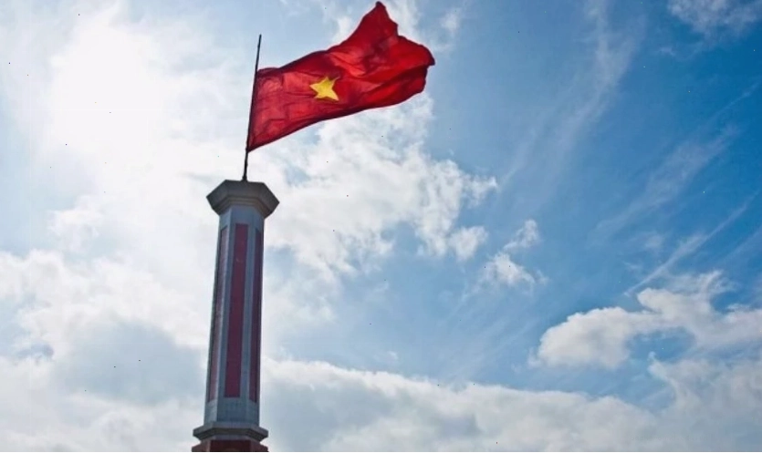 Hình nền lá cờ Việt Nam với nền trời mây trắng