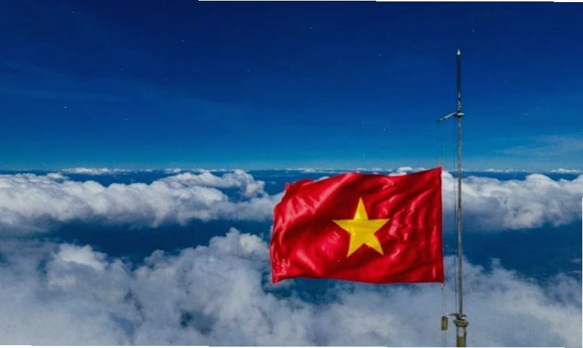 Hình nền lá cờ với mây trời tự do