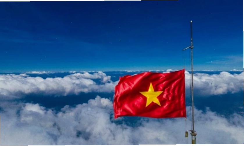 Hình nền lá cờ với mây trời tự do