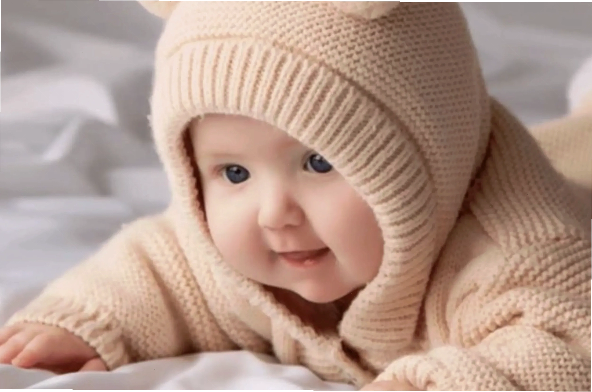 Hình nền màu vàng trắng với họa tiết hoa nhẹ nhàng