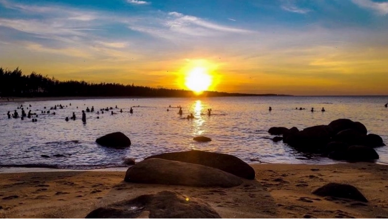Hình nền phong cảnh chill với núi non hùng vĩ và mây mù bao phủ