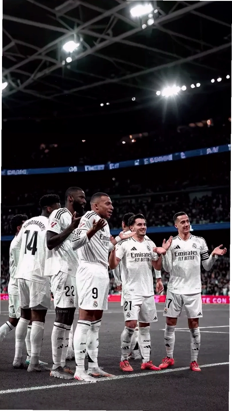 Hình nền Real Madrid với các cầu thủ đang rê bóng
