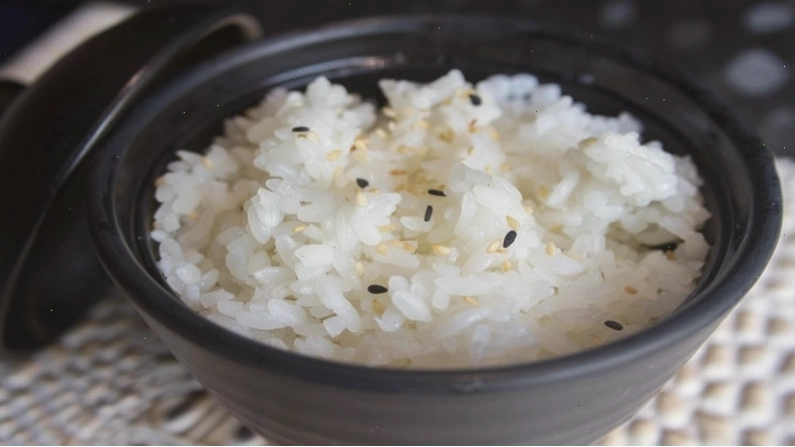 Hướng dẫn làm gimbap Hàn Quốc chuẩn với kỹ thuật cuộn bằng mành tre